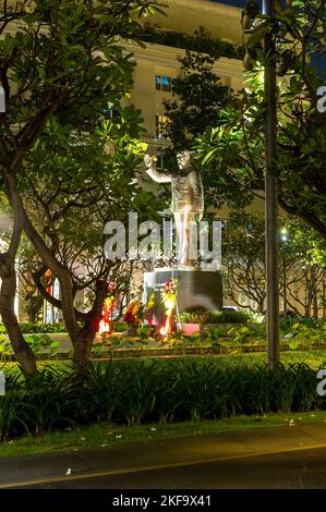 La statua di ho Chi Minh sulla strada pedonale di Nguyen Hue di notte, ho Chi Minh City Foto Stock