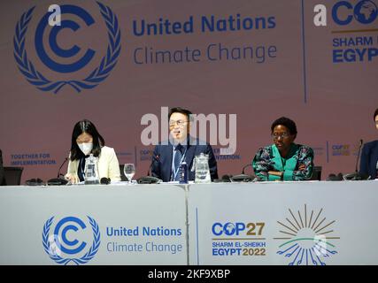 (221117) -- SHARM EL-SHEIKH, 17 novembre 2022 (Xinhua) -- Zhao Yingmin (C), rappresentante della presidenza della 15th riunione della Conferenza delle parti (COP15) alla Convenzione delle Nazioni Unite sulla diversità biologica e vice ministro del Ministero cinese dell'Ecologia e dell'ambiente, si è rivolto a un evento della Giornata delle Nazioni Unite per la biodiversità in occasione della conferenza delle Nazioni Unite sui cambiamenti climatici in corso, O la 27th sessione della Conferenza delle parti (COP27) alla Convenzione quadro delle Nazioni Unite sui cambiamenti climatici, a Sharm El-Sheikh, Egitto, 16 novembre 2022. PER ANDARE CON il delegato cinese invita i partiti a cercare un compromesso a breve Foto Stock