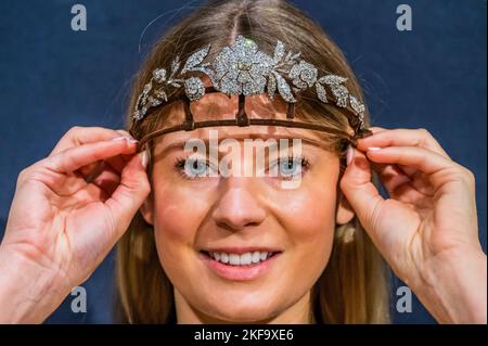 Londra, Regno Unito. 17th Nov 2022. A fine 19th ° secolo Diamante Tiara, (stima £ 60, 00 - 100.000) - Anteprima della collezione di Lord & Lady Weinstock vendita a Christies Londra. Credit: Guy Bell/Alamy Live News Foto Stock