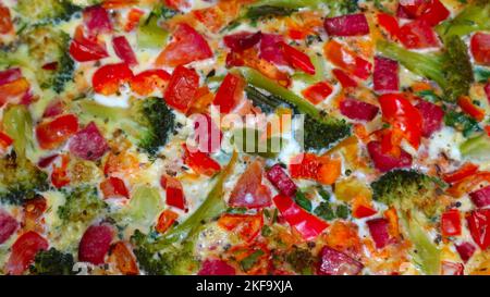 Pizza gustosa primo piano con verdure Foto Stock