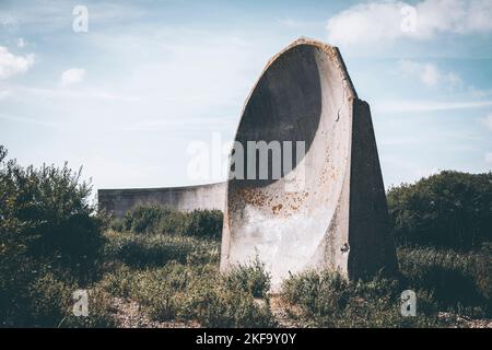 Specchi acustici DENGE. Greatstone, Kent - specchi sonori della seconda guerra mondiale utilizzati come sistema di allarme precoce per l'avvicinamento degli aerei Foto Stock