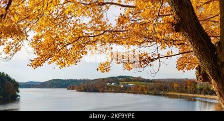 Splendido paesaggio Appalachiano in una luminosa giornata autunnale che si affaccia su un lago nell'Ohio orientale con attenzione al fogliame e sfondo fuori fuoco. Foto Stock