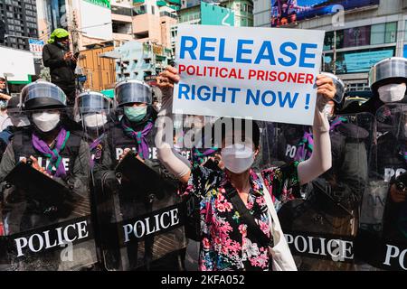 Bangkok, Thailandia. 17th Nov 2022. Un manifestante si trova di fronte alla polizia antisommossa mentre tiene un cartello che dice "rilascia prigionieri politici adesso!” durante la dimostrazione. I manifestanti pro-democrazia si sono riuniti all'incrocio di Asok vicino al Queen Sirikit National Convention Centre (QSNCC), dove l'APEC è tenuto per protestare a Bangkok. Credit: SOPA Images Limited/Alamy Live News Foto Stock