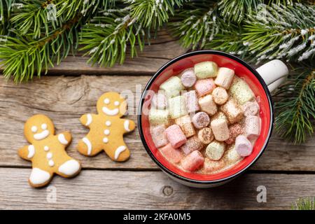 Biscotti di pan di zenzero e una tazza con marshmallow. Vacanze di Natale Foto Stock