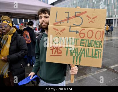 L'illustrazione mostra un'azione di protesta organizzata dalla Federazione degli studenti di lingua francese (FEF), a Bruxelles, giovedì 17 novembre 2022. Gli studenti protestano per denunciare l'aumento del costo della vita e le conseguenze che ciò ha sull'insicurezza degli studenti. FOTO DI BELGA NICOLAS MAETERLINCK Foto Stock