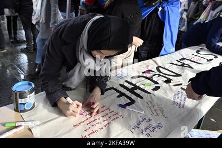 L'illustrazione mostra un'azione di protesta organizzata dalla Federazione degli studenti di lingua francese (FEF), a Bruxelles, giovedì 17 novembre 2022. Gli studenti protestano per denunciare l'aumento del costo della vita e le conseguenze che ciò ha sull'insicurezza degli studenti. FOTO DI BELGA ERIC LALMAND Foto Stock