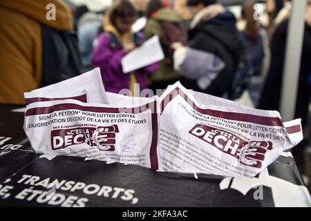 L'illustrazione mostra un'azione di protesta organizzata dalla Federazione degli studenti di lingua francese (FEF), a Bruxelles, giovedì 17 novembre 2022. Gli studenti protestano per denunciare l'aumento del costo della vita e le conseguenze che ciò ha sull'insicurezza degli studenti. FOTO DI BELGA NICOLAS MAETERLINCK Foto Stock