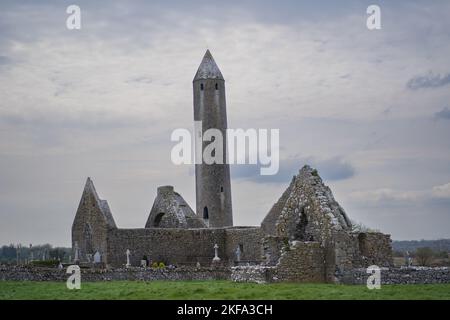 Il cielo nuvoloso sopra il monastero di Kilmacduagh nella contea sud di Galway, vicino a Gort, Irlanda Foto Stock