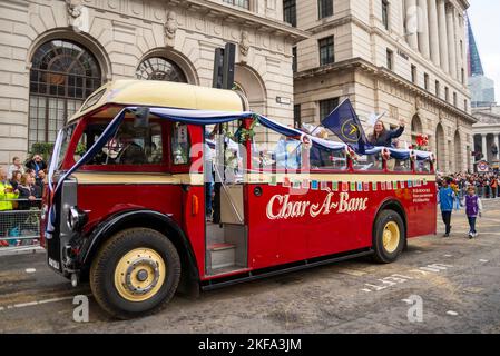 Char-A-Banc bus of the Wells Next the Sea group alla sfilata del Lord Mayor's Show nella City of London, UK. 1951 Leyland Tiger PS1, Wells Beach Bus Foto Stock