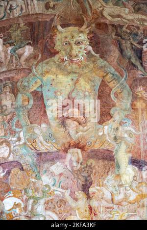 Primo piano sull'affresco medievale raffigurante un demone nell'inferno Foto Stock