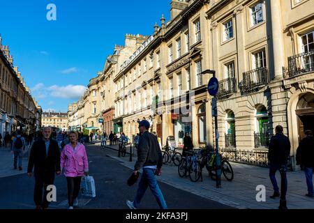 Gente che acquista su Milsom Street, Bath, Somerset, Regno Unito Foto Stock