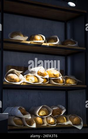 Primo piano vetrina panetteria concept foto. Negozio di pane artigianale. Fotografia con vista laterale con loafs francesi sullo sfondo. Immagini di alta qualità per sfondi, Foto Stock