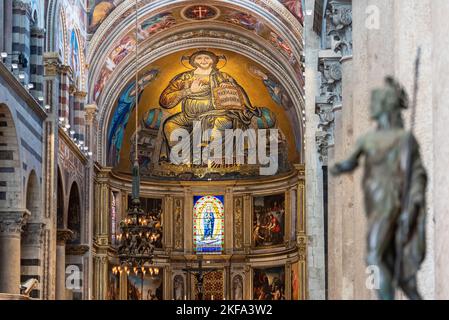 Vista dell'enorme affresco dorato di Gesù che decorava il soffitto della cupola all'interno della Basilica cattolica di Pisa Foto Stock