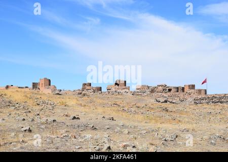 KARS, TURCHIA - 15 SETTEMBRE 2022: Vista del castello e delle mura nelle rovine di Ani, una città armena medievale nella parte orientale della Turchia. Foto Stock