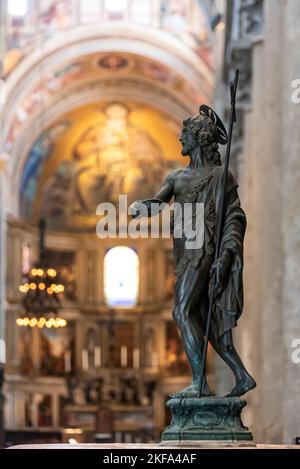 Mini statua in metallo del santo cattolico all'interno della basilica di Pisa Foto Stock