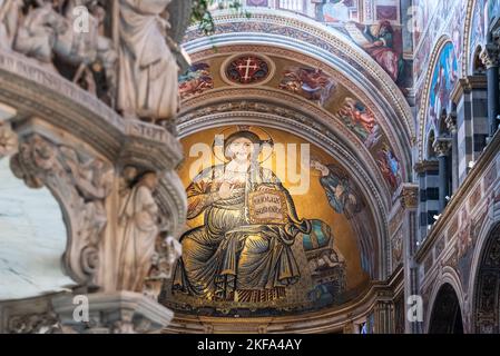 Affresco d'oro di Gesù che decora il soffitto della basilica di Pisa Foto Stock