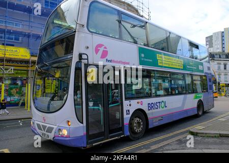 Bristol, Regno Unito. 17th Nov 2022. La Bristol Clean Air zone sarà implementata il 28th novembre, proprio come First Bus, un importante operatore di autobus a Bristol annuncia che sta riducendo un numero significativo di viaggi a causa di una carenza di conducenti. La Clean Air zone o CAZ limiterà il numero di veicoli inquinanti che entrano in città, costringendo le persone a utilizzare i trasporti pubblici. First Bus spera che, con un preavviso, consentirà ai clienti di fare piani alternativi. Credit: JMF News/Alamy Live News Foto Stock