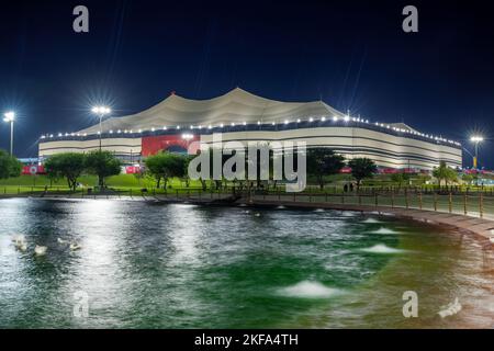 Al Bayt Stadium una gigantesca struttura a tenda copre l'intero stadio. Lo stadio ospiterà la partita di apertura della Coppa del mondo FIFA 2022 e si terrà proprio nelle partite Foto Stock