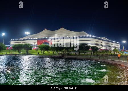 Al Bayt Stadium una gigantesca struttura a tenda copre l'intero stadio. Lo stadio ospiterà la partita di apertura della Coppa del mondo FIFA 2022 e si terrà proprio nelle partite Foto Stock
