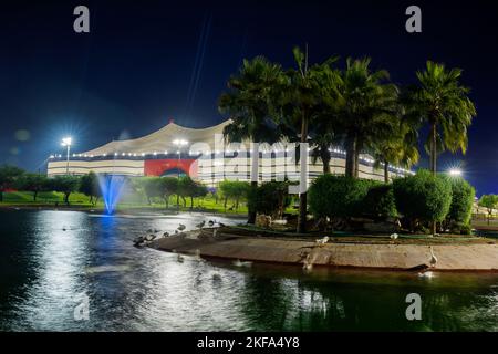 Al Bayt Stadium una gigantesca struttura a tenda copre l'intero stadio. Lo stadio ospiterà la partita di apertura della Coppa del mondo FIFA 2022 e si terrà proprio nelle partite Foto Stock