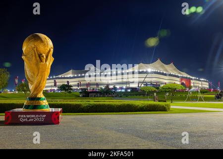 Al Bayt Stadium una gigantesca struttura a tenda copre l'intero stadio. Lo stadio ospiterà la partita di apertura della Coppa del mondo FIFA 2022 e si terrà proprio nelle partite Foto Stock