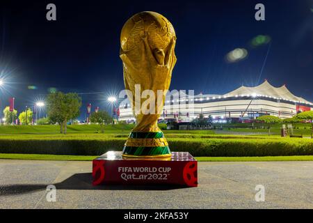Al Bayt Stadium una gigantesca struttura a tenda copre l'intero stadio. Lo stadio ospiterà la partita di apertura della Coppa del mondo FIFA 2022 e si terrà proprio nelle partite Foto Stock