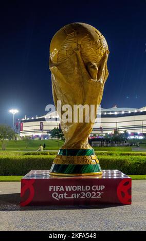 Al Bayt Stadium una gigantesca struttura a tenda copre l'intero stadio. Lo stadio ospiterà la partita di apertura della Coppa del mondo FIFA 2022 e si terrà proprio nelle partite Foto Stock
