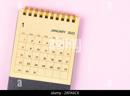 Gennaio 2023 Calendario mensile da tavolo per 2023 anno realizzato con carta artigianale su uno sfondo bellissimo. Foto Stock