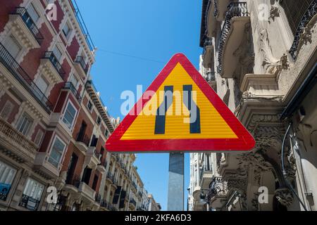 Segnale di avvertimento spagnolo per restringimenti della strada nella città di Valencia Foto Stock