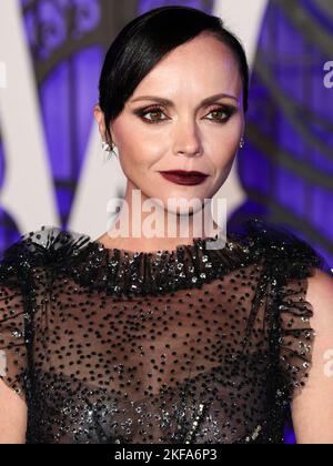 HOLLYWOOD, LOS ANGELES, CALIFORNIA, USA - 16 NOVEMBRE: L'attrice americana Christina Ricci indossa Rodarte arriva alla prima mondiale della stagione 'Mercoledi' 1 di Netflix che si tiene all'Hollywood American Legion Post 43 all'Hollywood Legion Theater il 16 novembre 2022 a Hollywood, Los Angeles, California, Stati Uniti. (Foto di Xavier Collin/Image Press Agency) Foto Stock