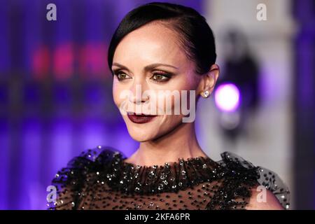 HOLLYWOOD, LOS ANGELES, CALIFORNIA, USA - 16 NOVEMBRE: L'attrice americana Christina Ricci indossa Rodarte arriva alla prima mondiale della stagione 'Mercoledi' 1 di Netflix che si tiene all'Hollywood American Legion Post 43 all'Hollywood Legion Theater il 16 novembre 2022 a Hollywood, Los Angeles, California, Stati Uniti. (Foto di Xavier Collin/Image Press Agency) Foto Stock