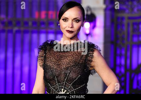HOLLYWOOD, LOS ANGELES, CALIFORNIA, USA - 16 NOVEMBRE: L'attrice americana Christina Ricci indossa Rodarte arriva alla prima mondiale della stagione 'Mercoledi' 1 di Netflix che si tiene all'Hollywood American Legion Post 43 all'Hollywood Legion Theater il 16 novembre 2022 a Hollywood, Los Angeles, California, Stati Uniti. (Foto di Xavier Collin/Image Press Agency) Foto Stock
