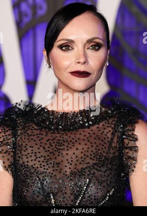 HOLLYWOOD, LOS ANGELES, CALIFORNIA, USA - 16 NOVEMBRE: L'attrice americana Christina Ricci indossa Rodarte arriva alla prima mondiale della stagione 'Mercoledi' 1 di Netflix che si tiene all'Hollywood American Legion Post 43 all'Hollywood Legion Theater il 16 novembre 2022 a Hollywood, Los Angeles, California, Stati Uniti. (Foto di Xavier Collin/Image Press Agency) Foto Stock