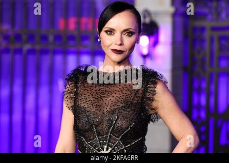 HOLLYWOOD, LOS ANGELES, CALIFORNIA, USA - 16 NOVEMBRE: L'attrice americana Christina Ricci indossa Rodarte arriva alla prima mondiale della stagione 'Mercoledi' 1 di Netflix che si tiene all'Hollywood American Legion Post 43 all'Hollywood Legion Theater il 16 novembre 2022 a Hollywood, Los Angeles, California, Stati Uniti. (Foto di Xavier Collin/Image Press Agency) Foto Stock