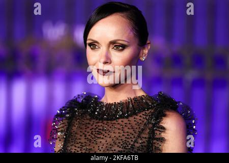 HOLLYWOOD, LOS ANGELES, CALIFORNIA, USA - 16 NOVEMBRE: L'attrice americana Christina Ricci indossa Rodarte arriva alla prima mondiale della stagione 'Mercoledi' 1 di Netflix che si tiene all'Hollywood American Legion Post 43 all'Hollywood Legion Theater il 16 novembre 2022 a Hollywood, Los Angeles, California, Stati Uniti. (Foto di Xavier Collin/Image Press Agency) Foto Stock