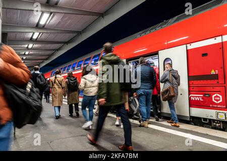 Stazione ferroviaria, treno regionale espresso sul binario, passeggeri, Essen, NRW, Germania, Foto Stock