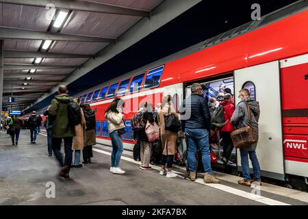 Stazione ferroviaria, treno regionale espresso sul binario, passeggeri, Essen, NRW, Germania, Foto Stock