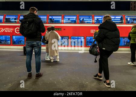 Stazione ferroviaria, treno regionale espresso sul binario, passeggeri, Essen, NRW, Germania, Foto Stock