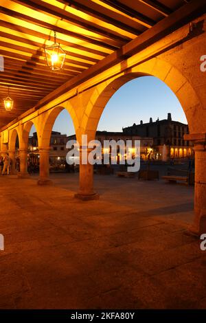 Trujillo. Extremadura.Caceres, Spain.Home di Pizarro, conquistador di Peru.Evening in Plaza Major visto attraverso archi porticati. Architettonica . Foto Stock