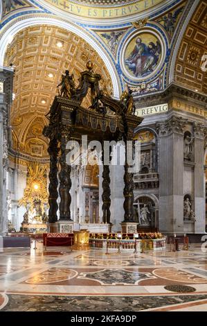 Roma. Italia. Basilica di San Pietro Basilica di Pietro). Il baldacchino 17th C, progettato da Bernini. Foto Stock