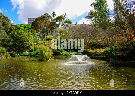 Fontane d'acqua e Giardini del Lago Fitzroy in un giorno di sole luminoso a Melbourne, Victoria VIC, Australia Foto Stock