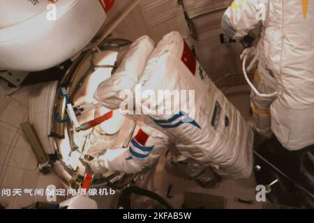 (221117) -- PECHINO, 17 novembre 2022 (Xinhua) -- questa immagine della schermata catturata al Centro di controllo aerospaziale di Pechino il 17 novembre 2022 mostra il taikonaut cinese Shenzhen-14 Chen Dong (L) che chiude il portello del modulo di laboratorio della stazione spaziale cabina di Wentian dopo aver terminato le attività straveicolari. L'equipaggio Shenzhen-14 a bordo della stazione spaziale cinese Tiangong orbitante ha completato il terzo varco alle 4:50 (ora di Pechino) giovedì, secondo l'Agenzia spaziale cinese. Chen Dong e Cai Xuzhe -- insieme a Liu Yang che ha lavorato all'interno del modulo core per supportare i suoi compagni di squadra -- collana Foto Stock