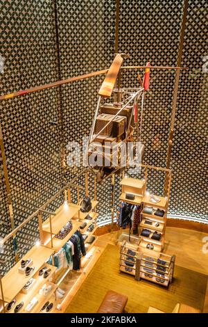 17 novembre 2022: Immagine interna del negozio Louis Vuitton nell'aeroporto Changi di Singapore Foto Stock