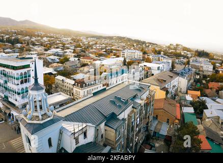 Telavi, Georgia - 6th novermber, 2022: Vecchi edifici storici nel centro di Telavi zona della città vecchia. Architettura georgiana nella regione di Kakheti, Telavi t Foto Stock