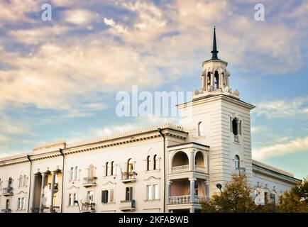 Telavi, Georgia - 6th novermber, 2022: Vecchi edifici storici nel centro di Telavi zona della città vecchia. Architettura georgiana nella regione di Kakheti, Telavi t Foto Stock