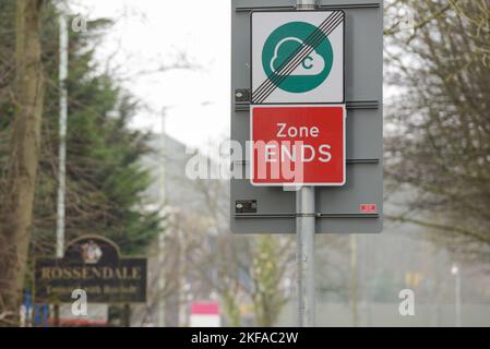 Edenfield, Greater Manchester. Nuovissimo cartello stradale che mostra la controversa Clean Air zone che sarà operativa dal 30 maggio 2022 Foto Stock