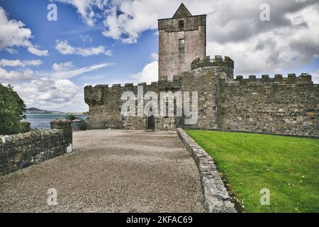 15th ° secolo Castello Doe (Caislean na d'Tuath), Sheephaven Bay, vicino a Creeslough, Contea di Donegal, Irlanda Foto Stock