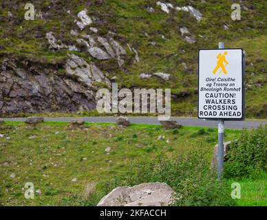 Pittogramma e segnale di avvertimento per gli escursionisti in gaelico e inglese, montagna Slieve League, costa atlantica, Contea di Donegal, Irlanda Foto Stock