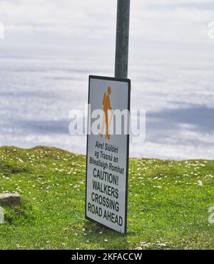 Pittogramma e segnale di avvertimento per gli escursionisti in gaelico e inglese, montagna Slieve League, costa atlantica, Contea di Donegal, Irlanda Foto Stock