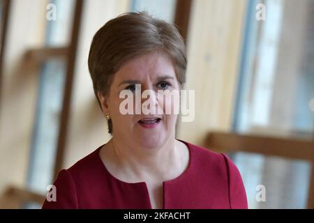 Edimburgo Scozia, Regno Unito 17 novembre 2022. Il primo Ministro Nicola Sturgeon arriva al Parlamento scozzese per le prime Domande del Ministro. Credit sst/alamy live news Foto Stock